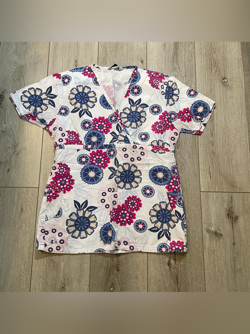 Vintage-Vibe Floral Mock Wrap Medical Scrub Top Nurse Aesthetic Bloom‎ Small